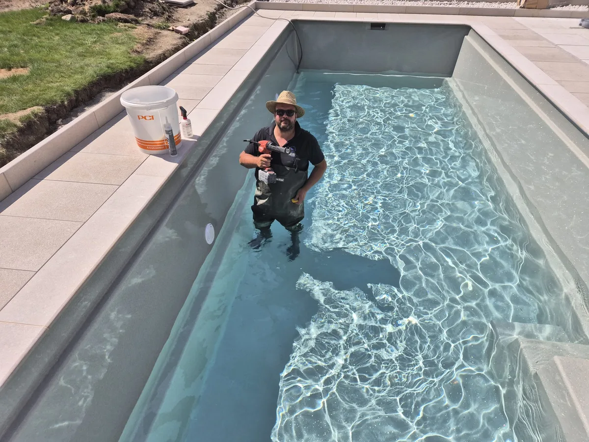 Charly Sandbichler bei der Arbeit in einem Pool